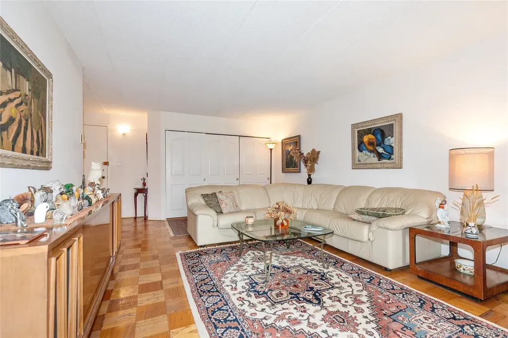 10 Ipswich Avenue Great Neck NY 11021