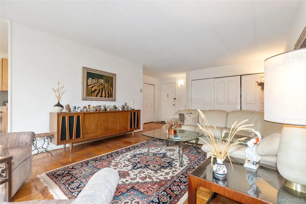 10 Ipswich Avenue Great Neck NY 11021