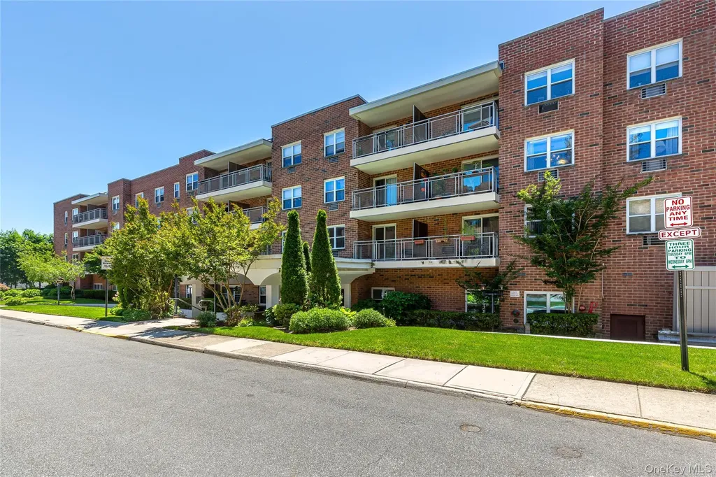 10 Ipswich Avenue Great Neck NY 11021