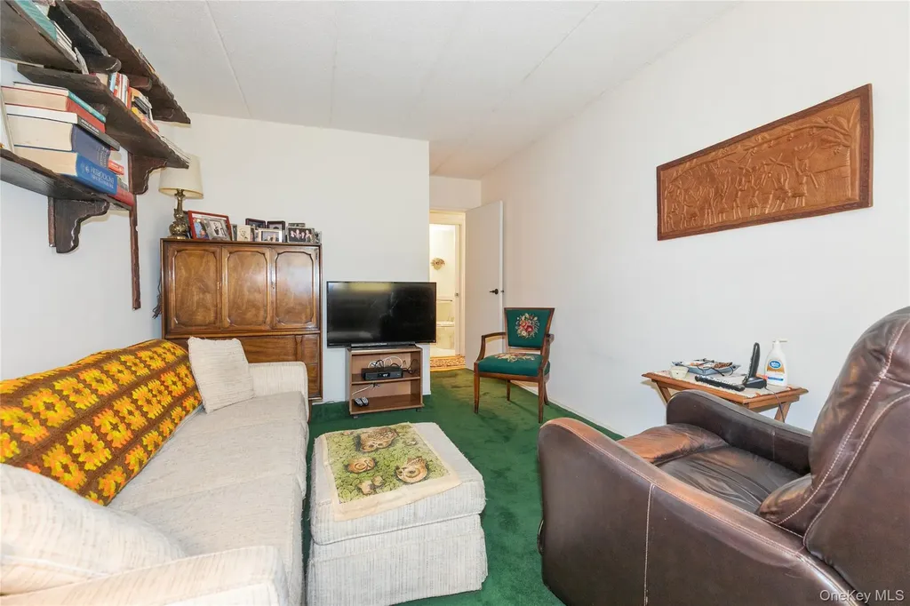 10 Ipswich Avenue Great Neck NY 11021