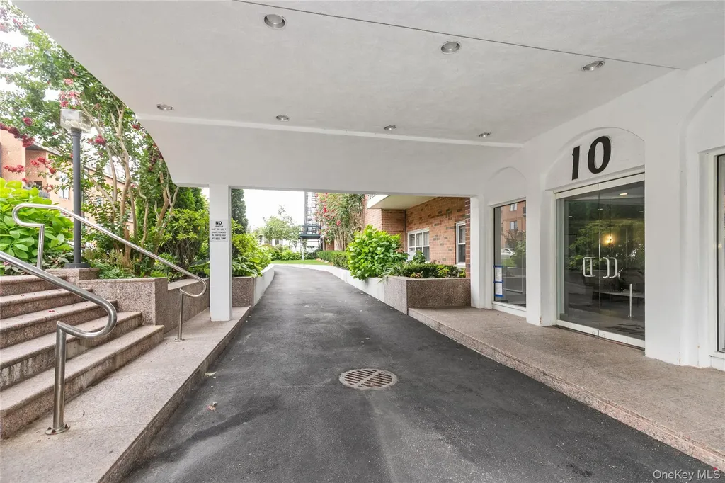 10 Ipswich Avenue Great Neck NY 11021