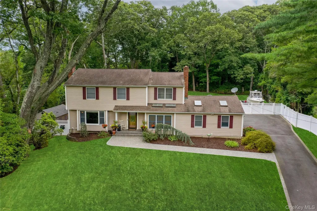 22 Whitney Gate Smithtown NY 11787