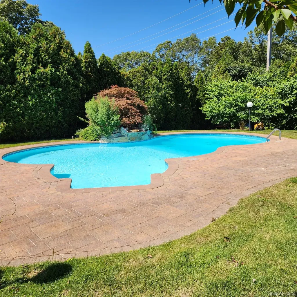 289 Carleton Drive E Shirley NY 11967