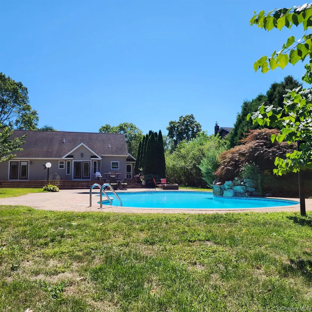 289 Carleton Drive E Shirley NY 11967