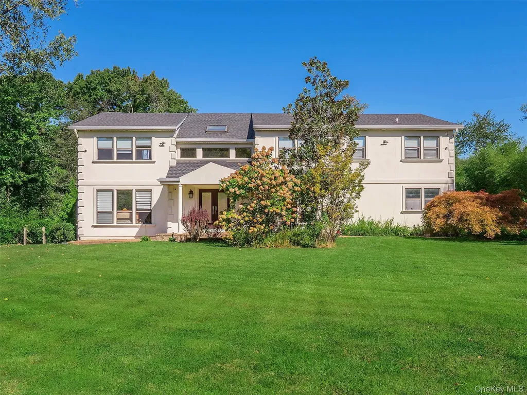32 Carriage Road Great Neck NY 11024