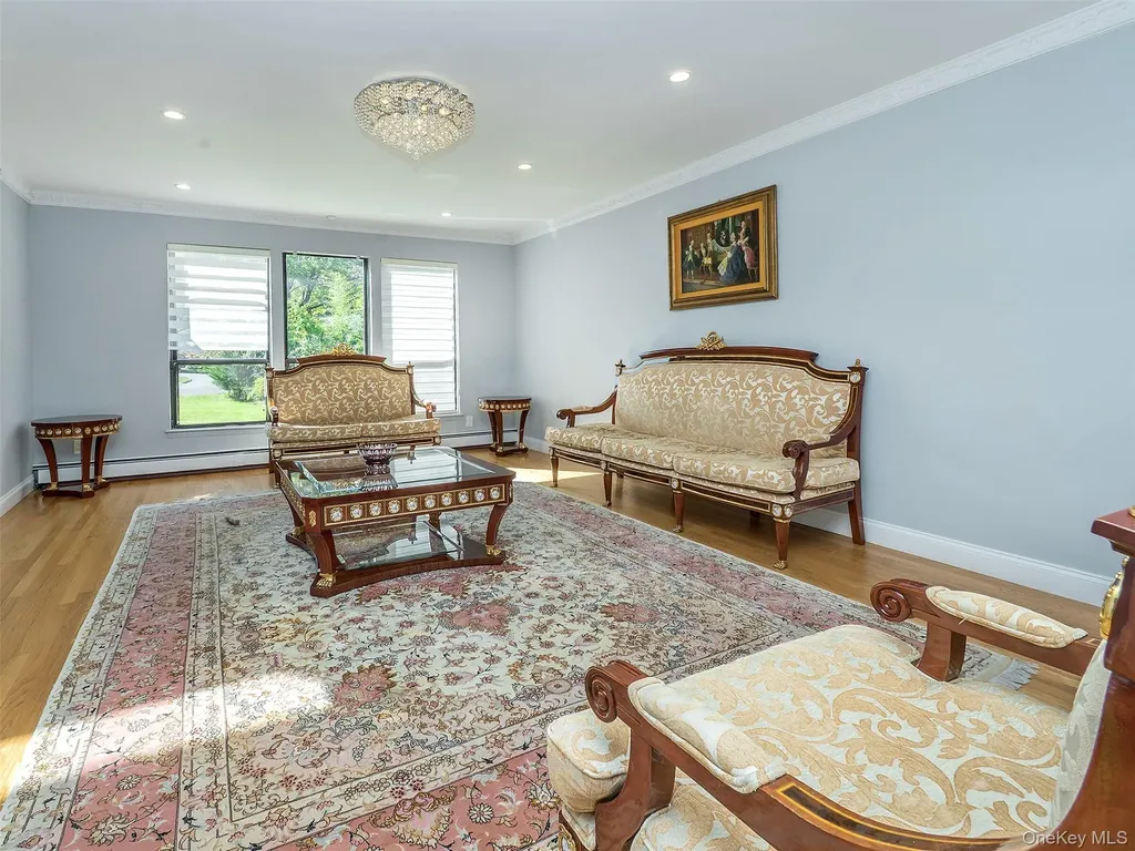 32 Carriage Road Great Neck NY 11024