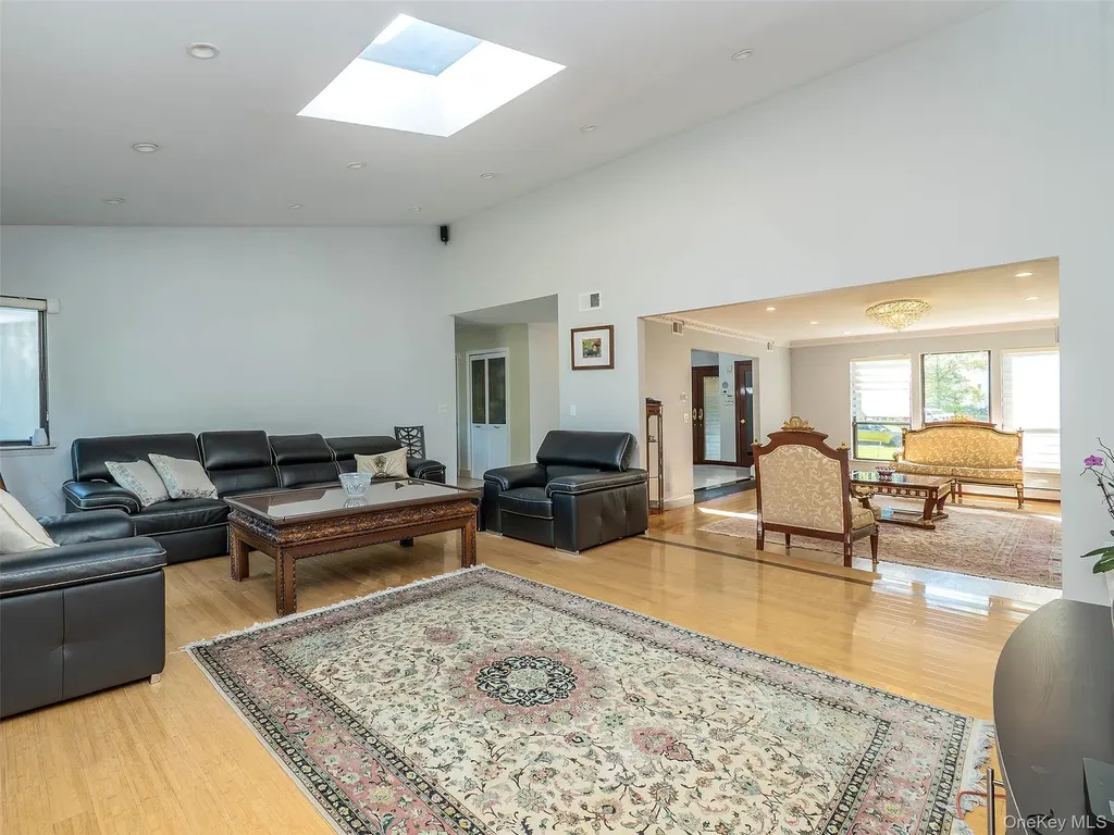 32 Carriage Road Great Neck NY 11024