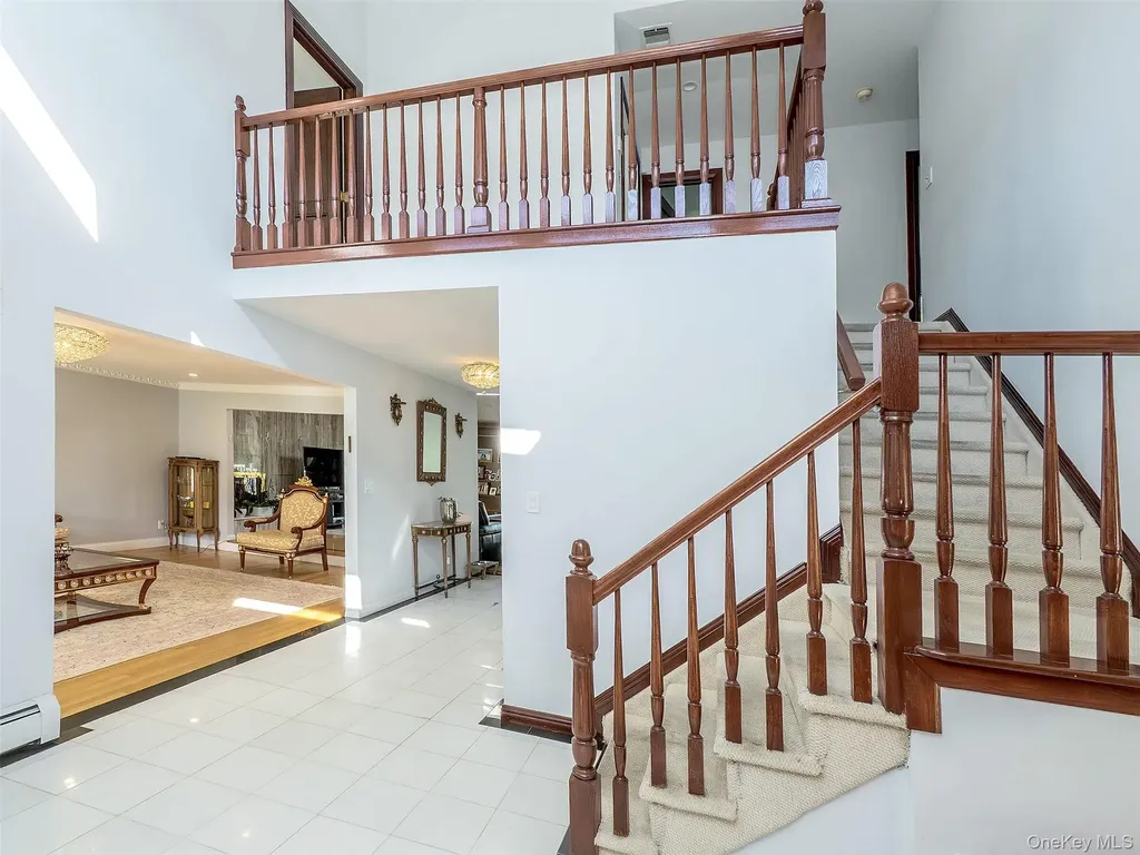 32 Carriage Road Great Neck NY 11024