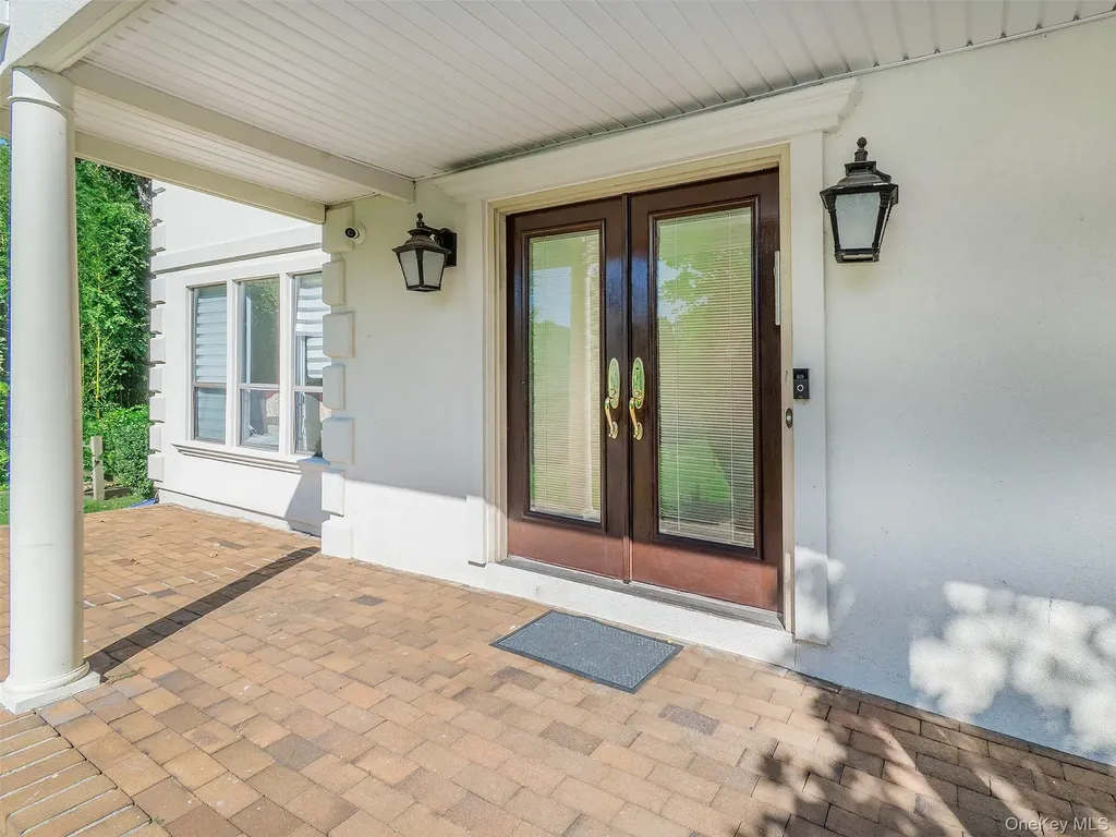 32 Carriage Road Great Neck NY 11024
