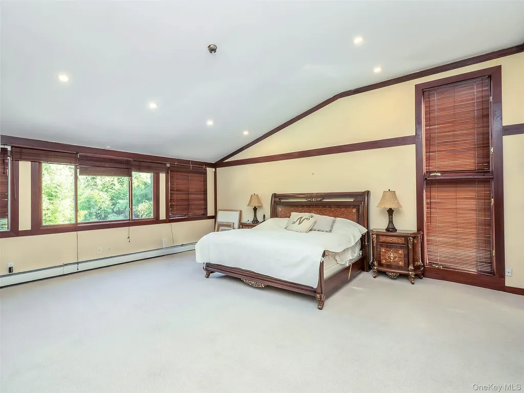 32 Carriage Road Great Neck NY 11024