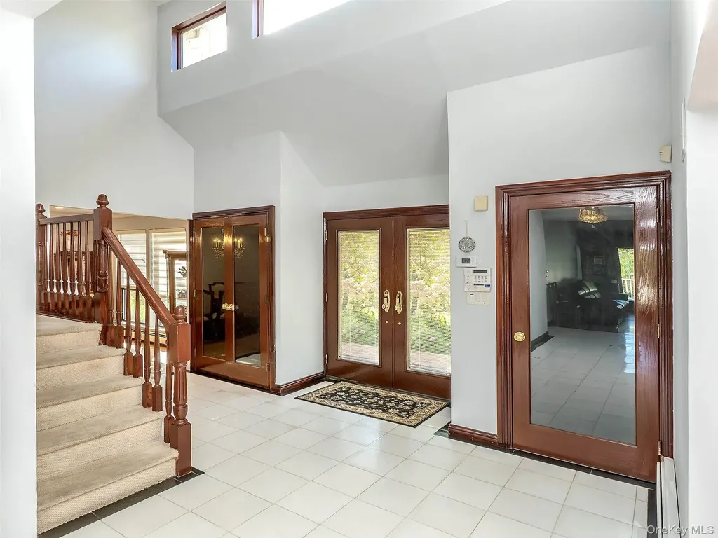 32 Carriage Road Great Neck NY 11024