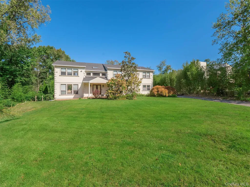 32 Carriage Road Great Neck NY 11024