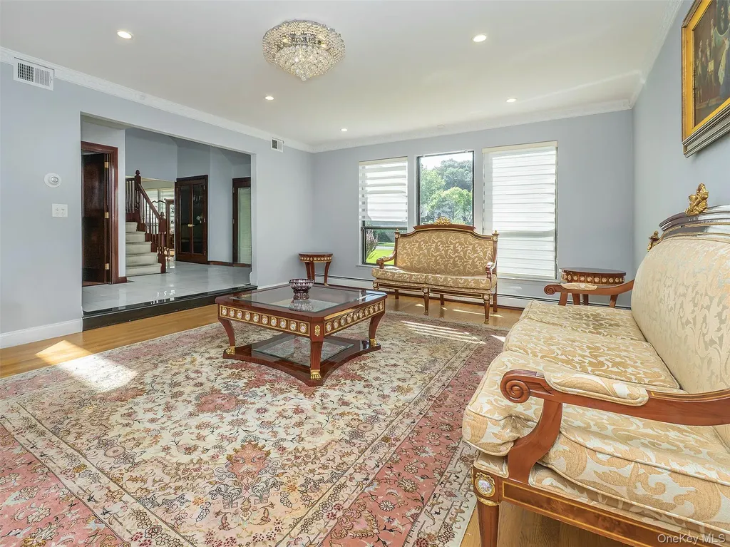 32 Carriage Road Great Neck NY 11024
