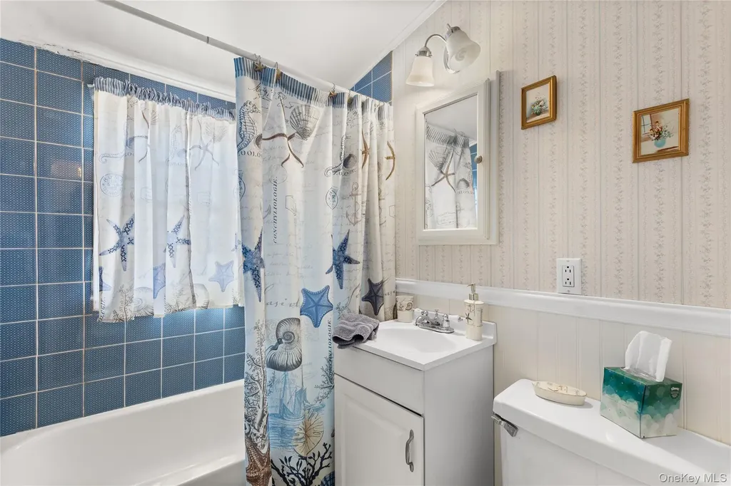 66 Inlet Drive Lindenhurst NY 11757