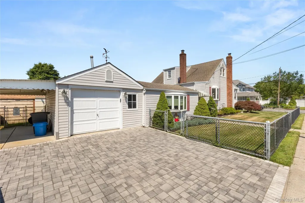 66 Inlet Drive Lindenhurst NY 11757