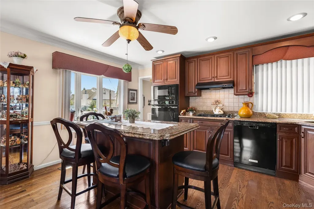 66 Inlet Drive Lindenhurst NY 11757