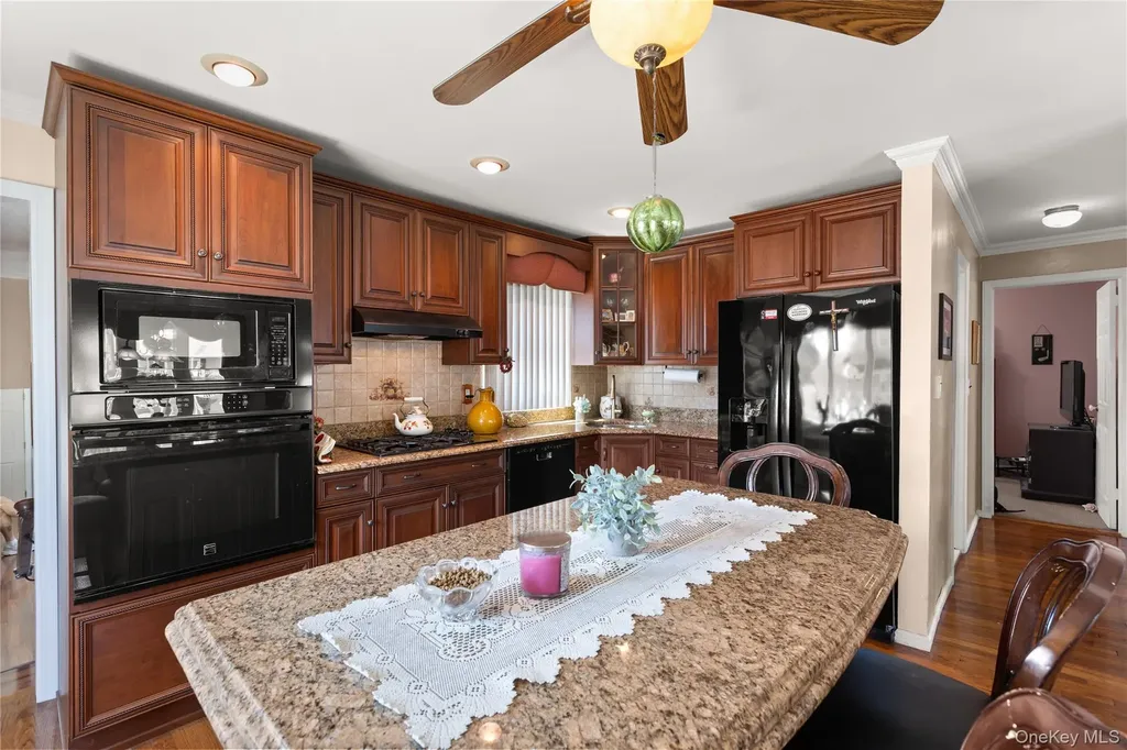 66 Inlet Drive Lindenhurst NY 11757