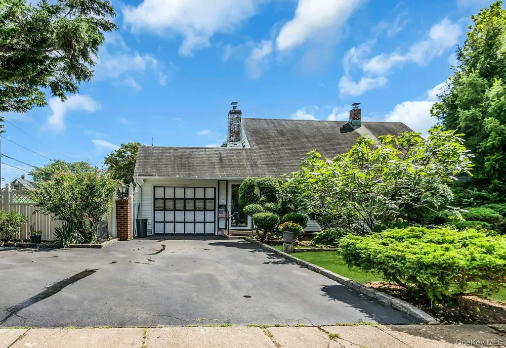 2 Chase Lane Levittown NY 11756
