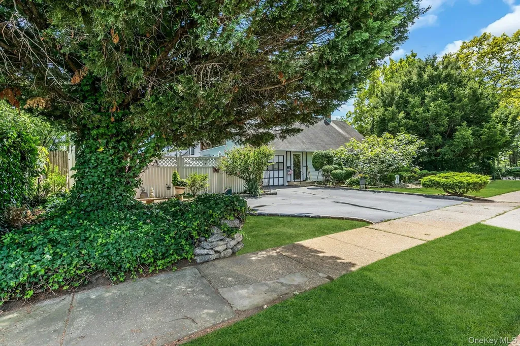 2 Chase Lane Levittown NY 11756