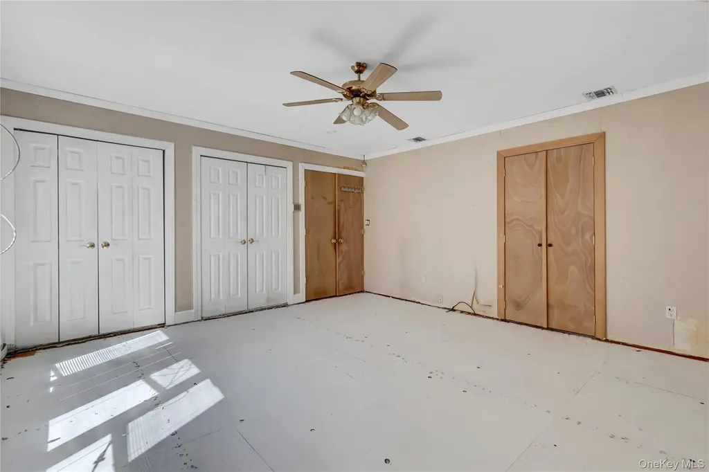 16 Flintlock Drive Shirley NY 11967