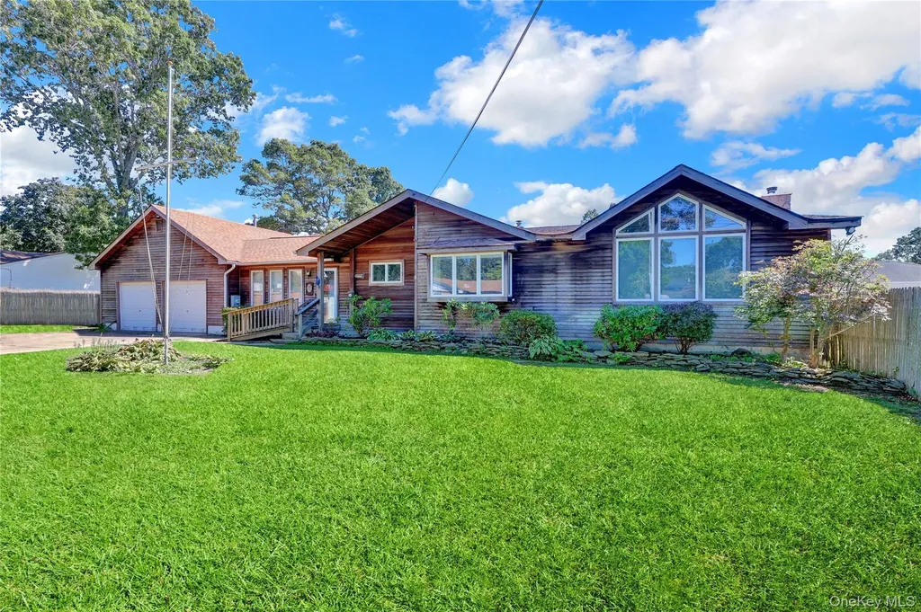 16 Flintlock Drive Shirley NY 11967