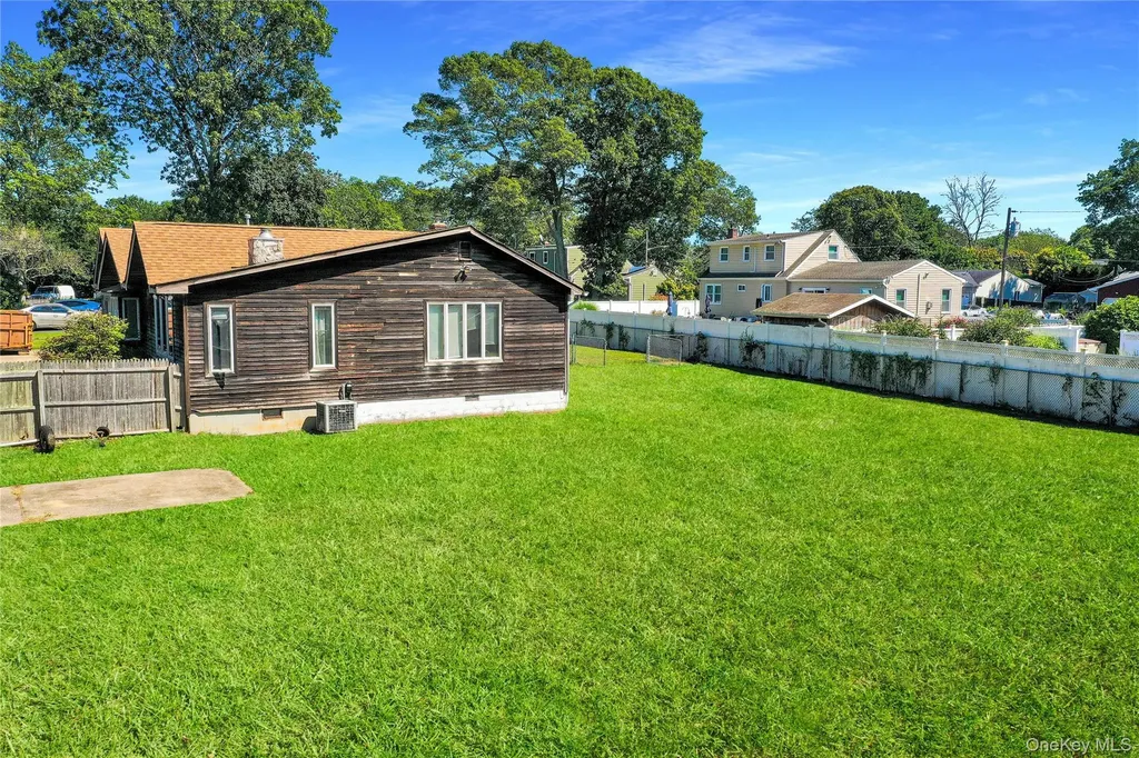 16 Flintlock Drive Shirley NY 11967