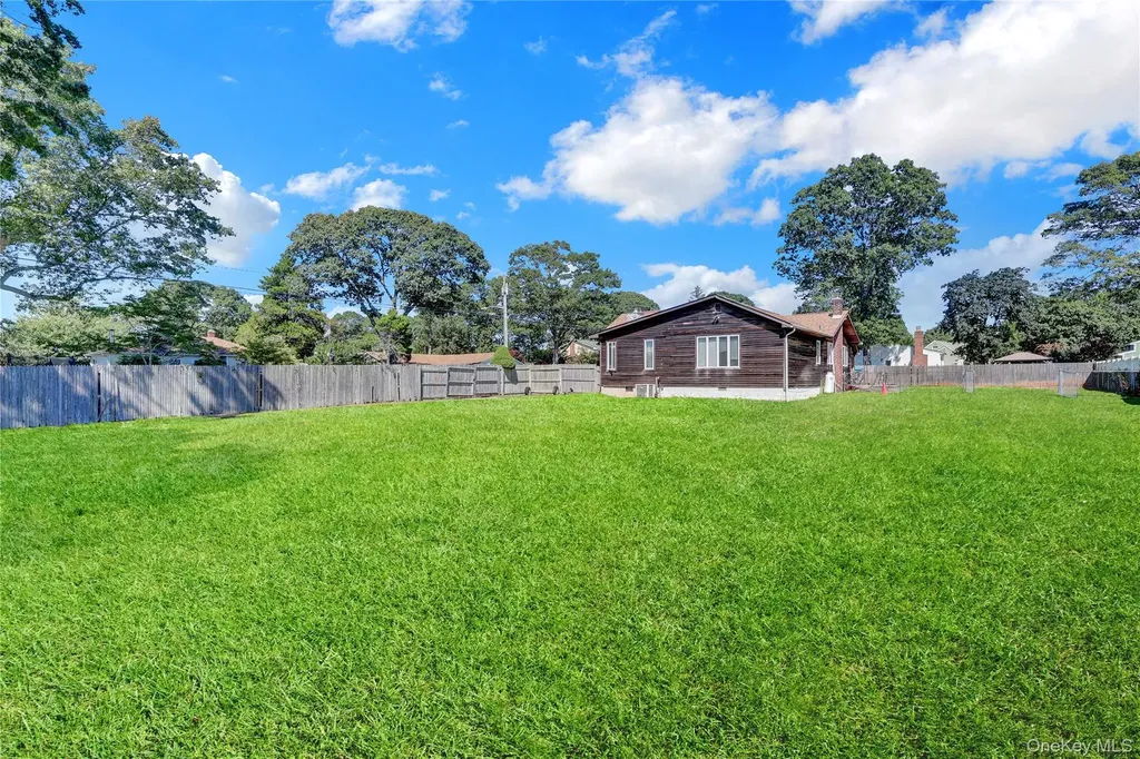 16 Flintlock Drive Shirley NY 11967