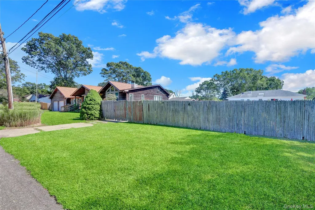 16 Flintlock Drive Shirley NY 11967