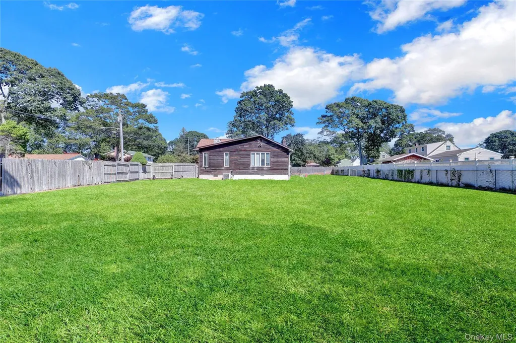 16 Flintlock Drive Shirley NY 11967