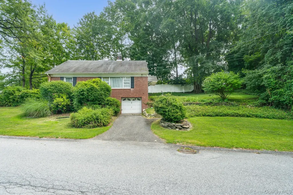 14 Schoolhouse Lane Poughkeepsie NY 12603