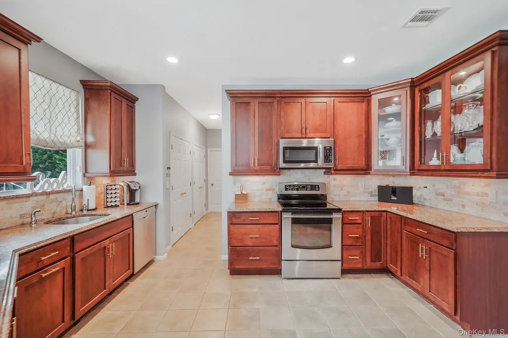 6 Nick Court Yaphank NY 11980