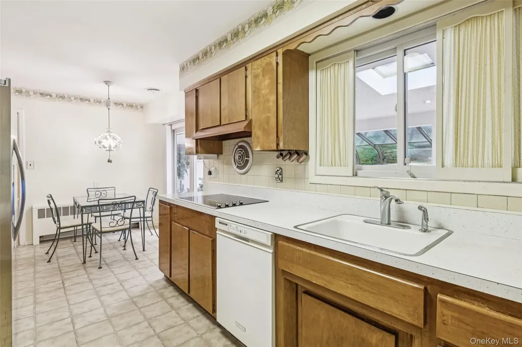 75 Mimosa Drive Roslyn NY 11576