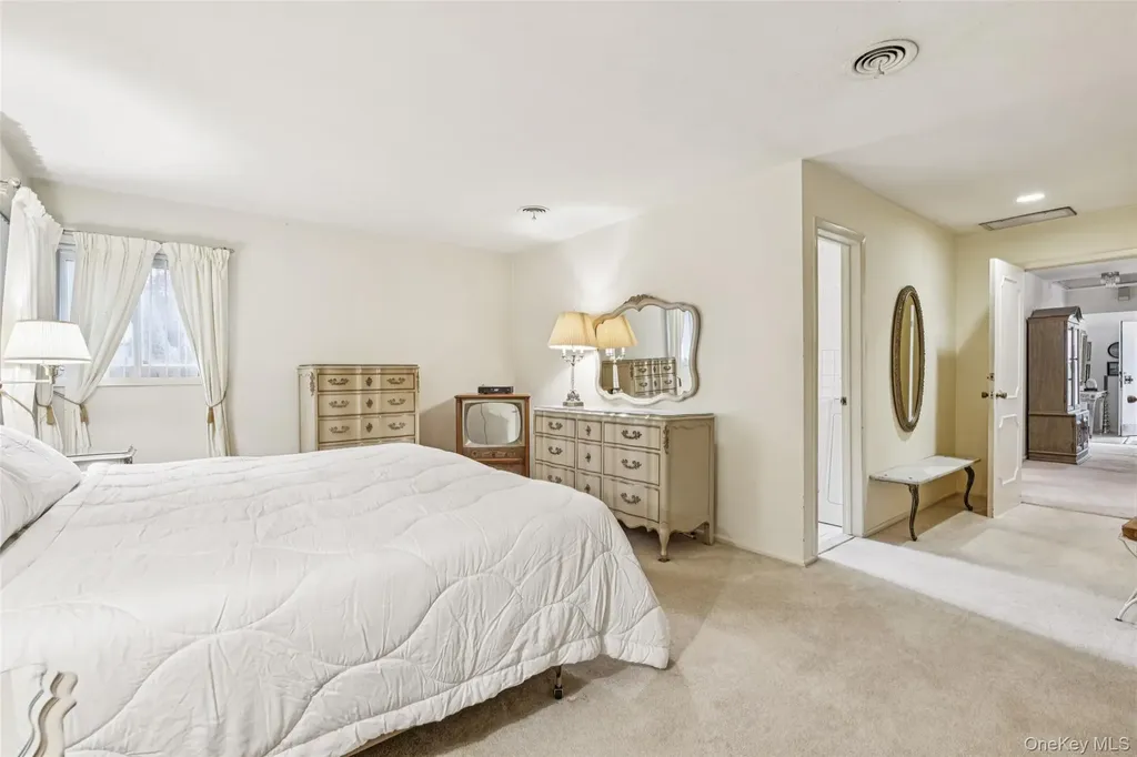 75 Mimosa Drive Roslyn NY 11576