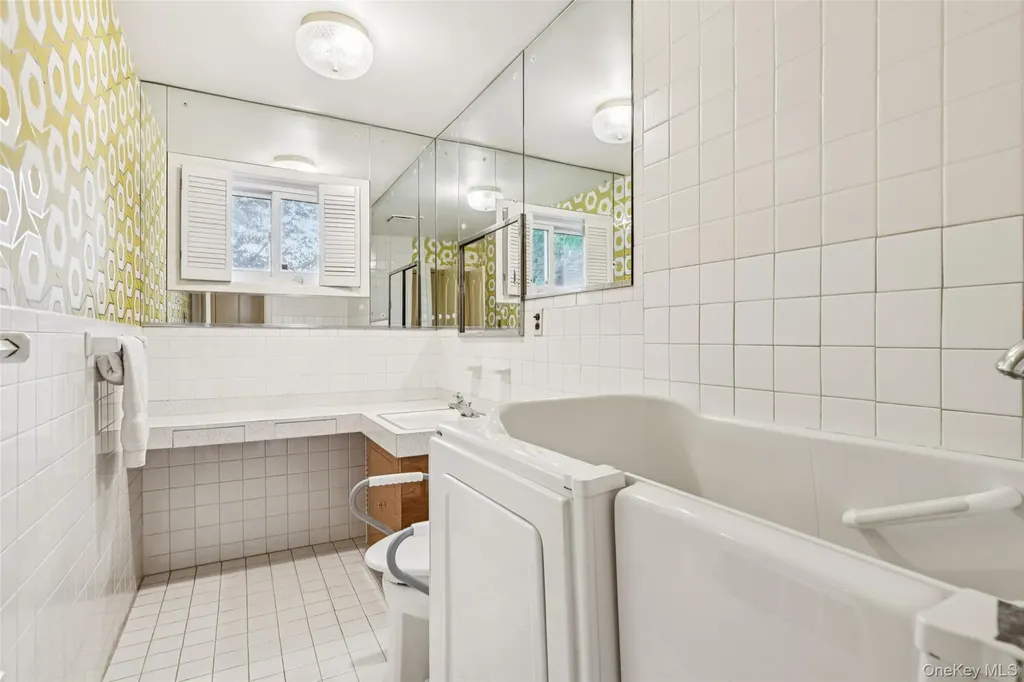 75 Mimosa Drive Roslyn NY 11576