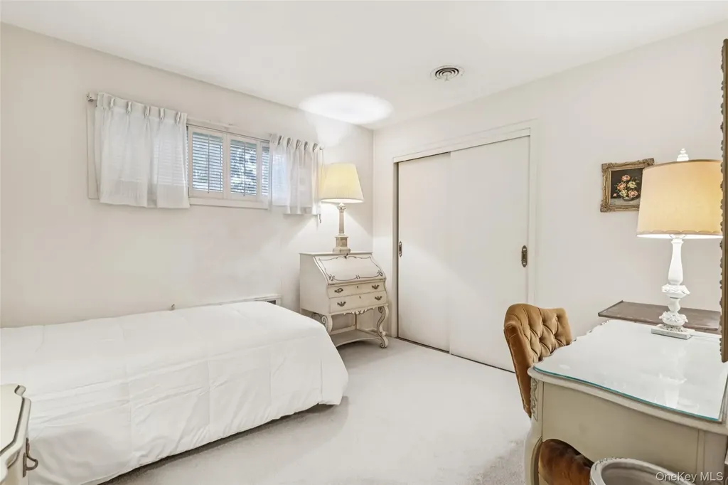 75 Mimosa Drive Roslyn NY 11576