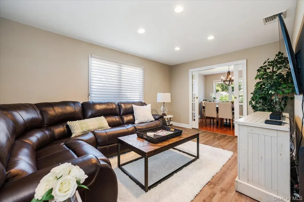 10 Pashen Place Dix Hills NY 11746