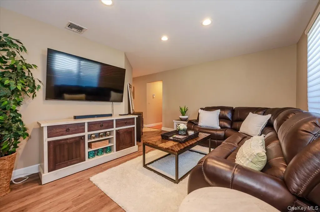 10 Pashen Place Dix Hills NY 11746