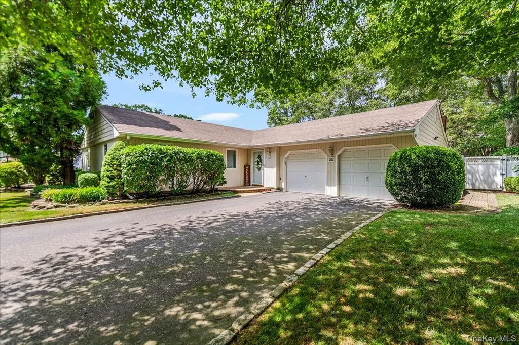 10 Pashen Place Dix Hills NY 11746