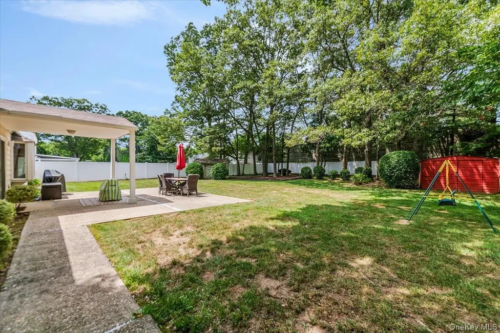 10 Pashen Place Dix Hills NY 11746