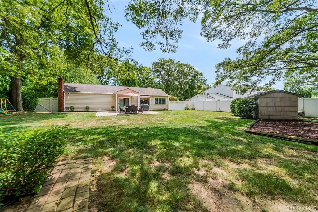 10 Pashen Place Dix Hills NY 11746