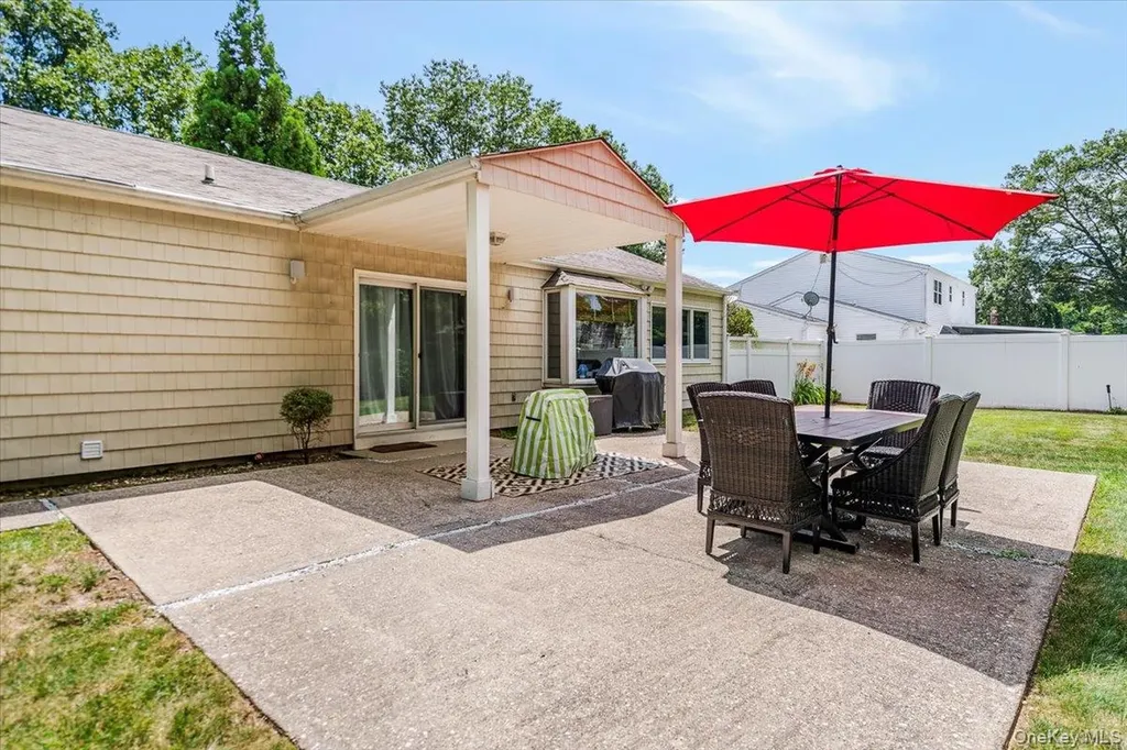 10 Pashen Place Dix Hills NY 11746