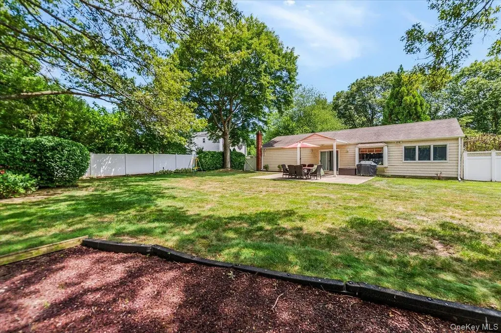10 Pashen Place Dix Hills NY 11746