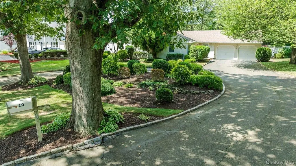 10 Pashen Place Dix Hills NY 11746