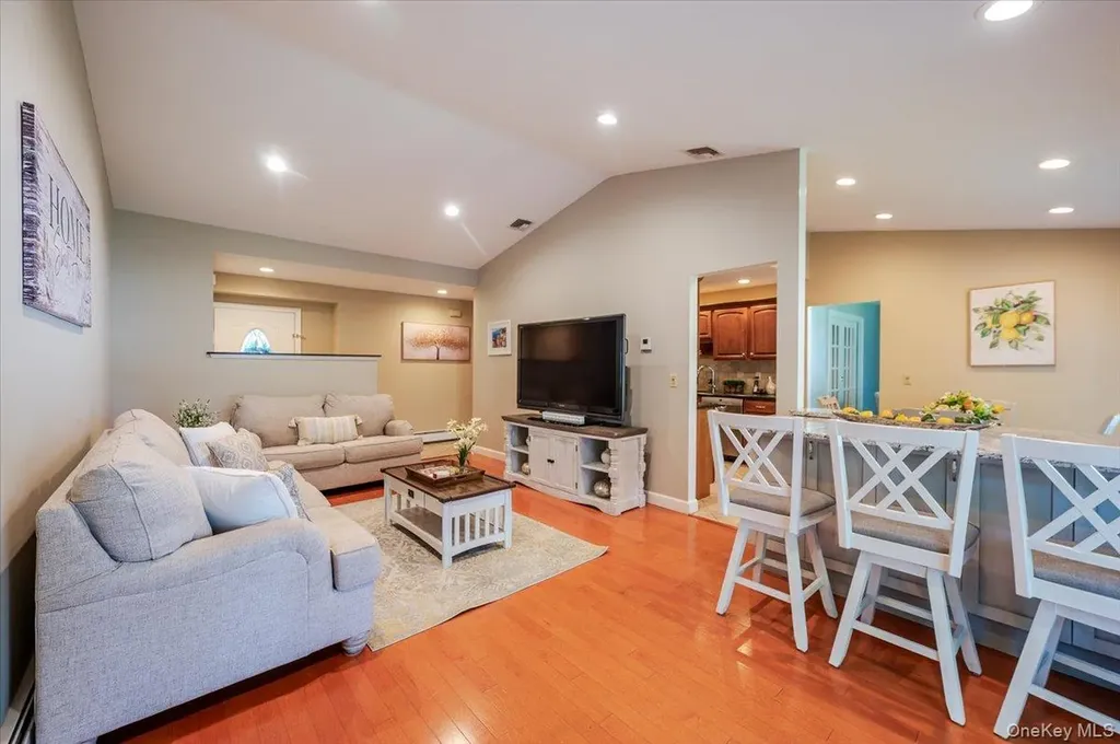10 Pashen Place Dix Hills NY 11746