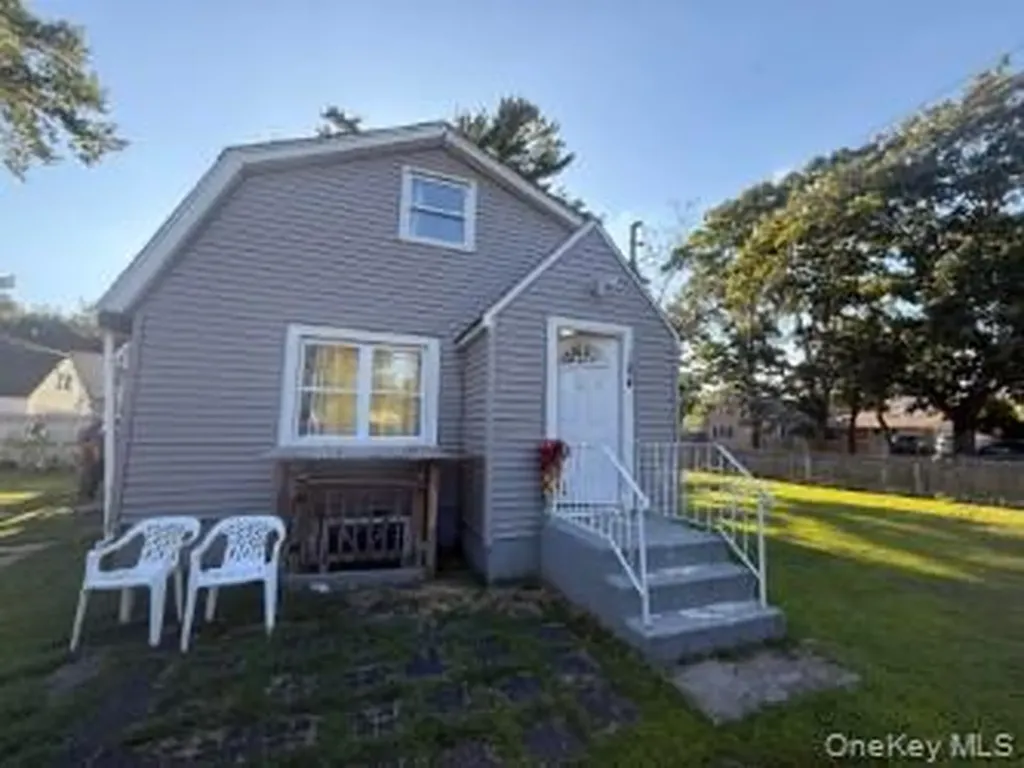 184 Caleb's Path Brentwood NY 11717