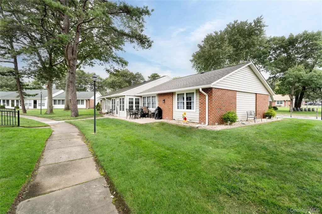222 Blackpool Court Ridge NY 11961