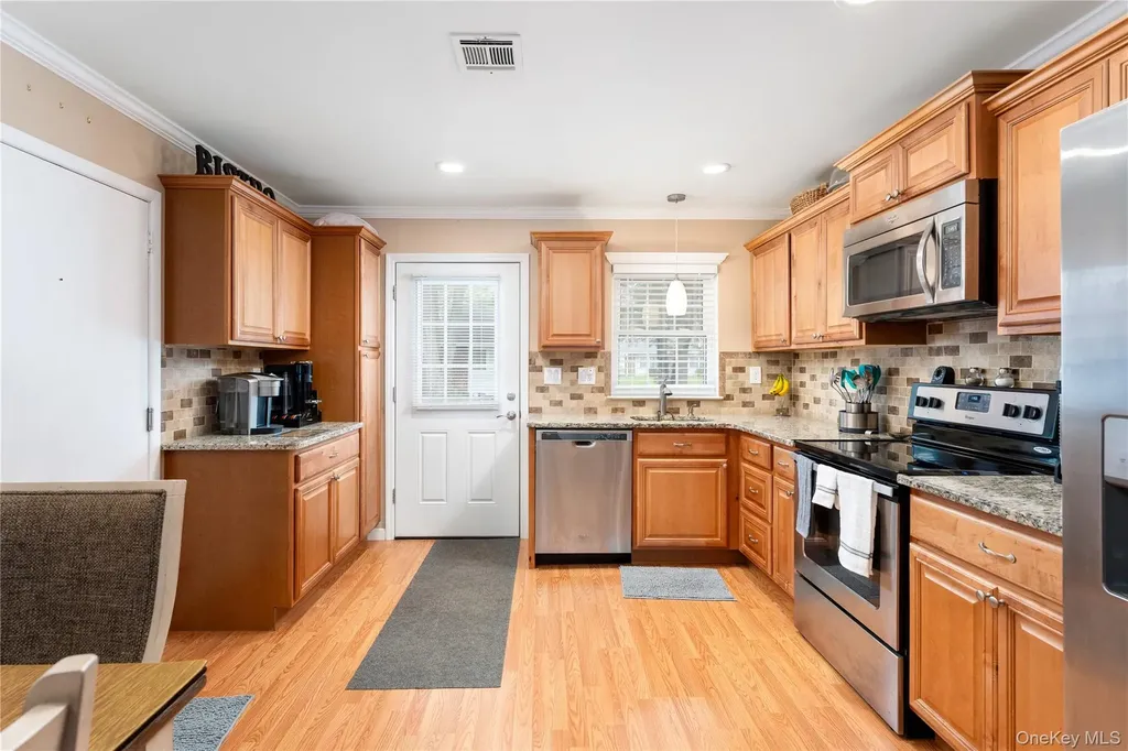 222 Blackpool Court Ridge NY 11961