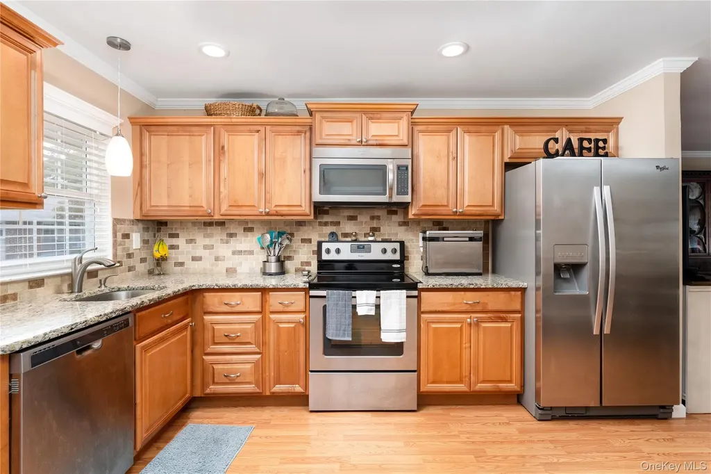 222 Blackpool Court Ridge NY 11961