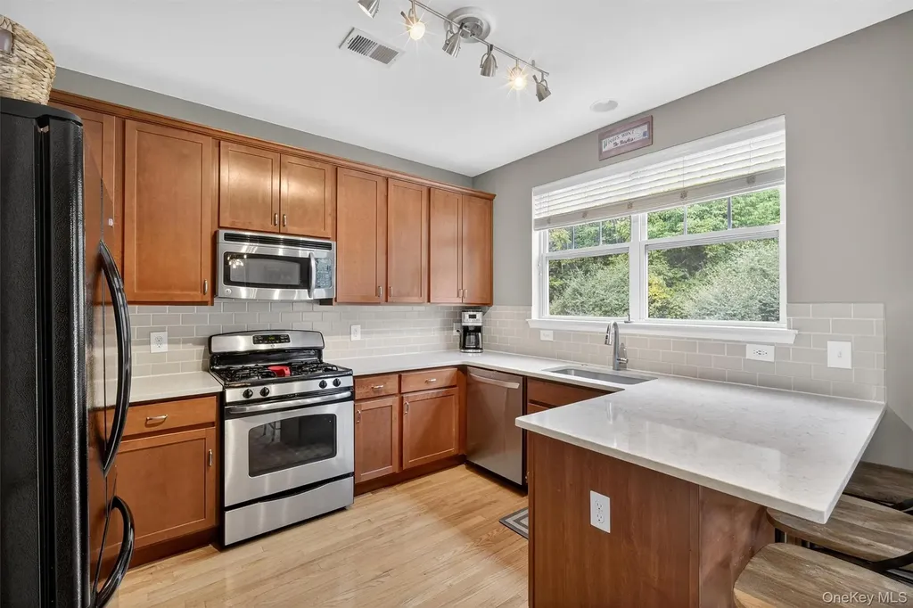 1004 Hawthorn Way New Windsor NY 12553
