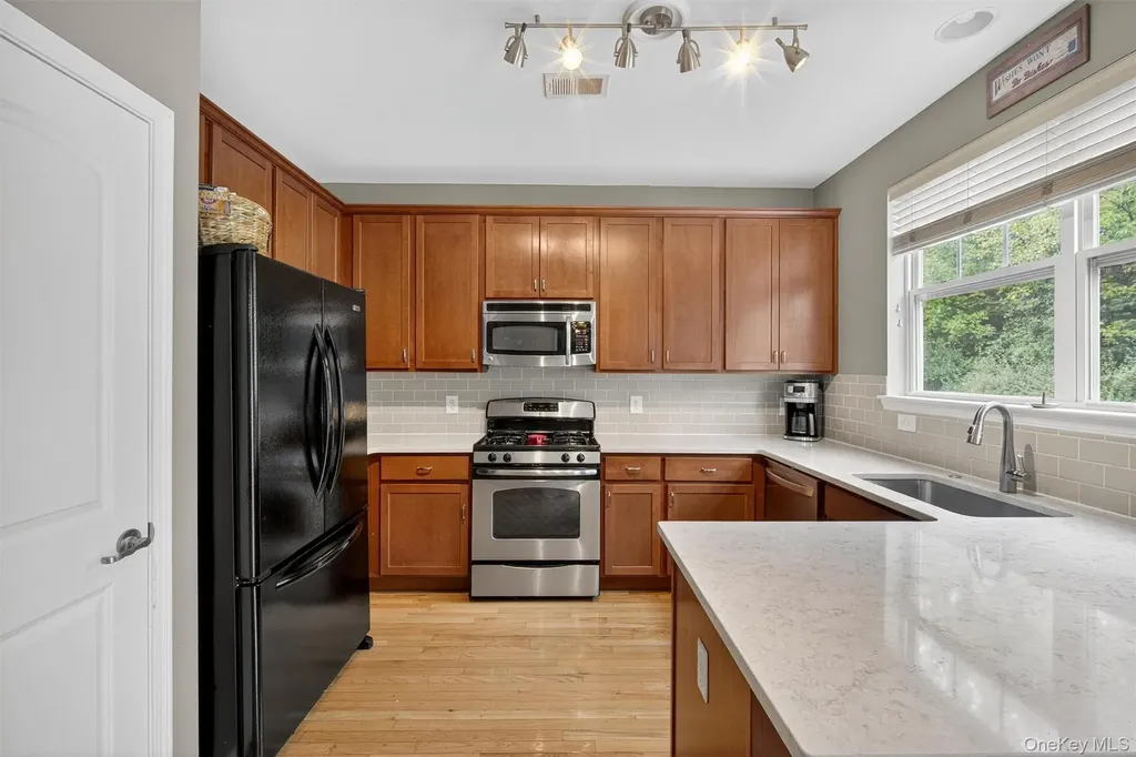 1004 Hawthorn Way New Windsor NY 12553